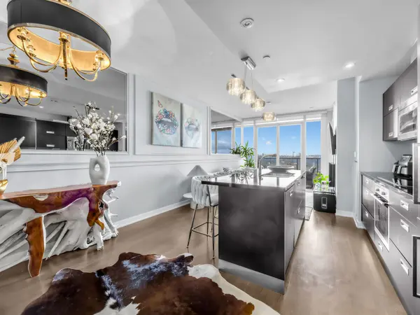 88 Park Lawn RD #2212, Toronto W06, ON M8Y 0B5