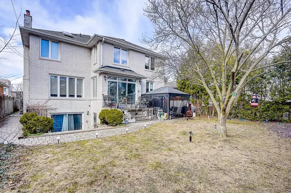 17 Averill CRES, Toronto C14, ON M2M 2A8