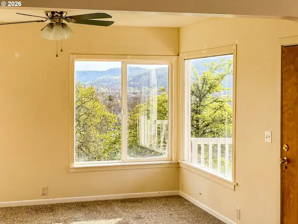 833 NE JACKSON ST, Roseburg, OR 97470