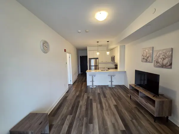 50 Lakebreeze DR #327, Clarington, ON L1B 0V9