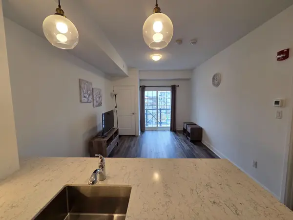 50 Lakebreeze DR #327, Clarington, ON L1B 0V9