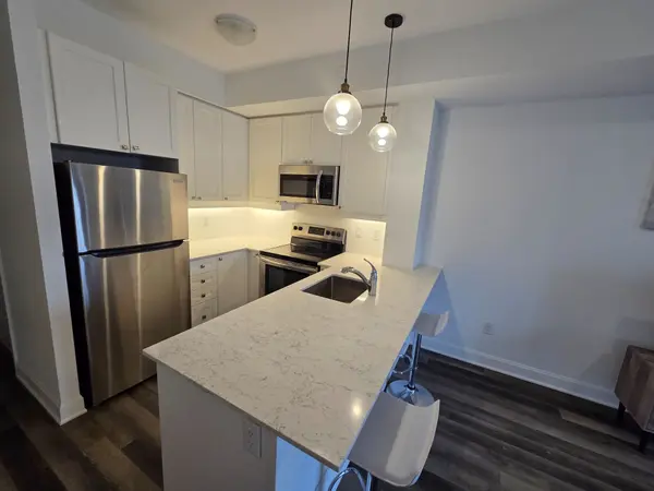 50 Lakebreeze DR #327, Clarington, ON L1B 0V9