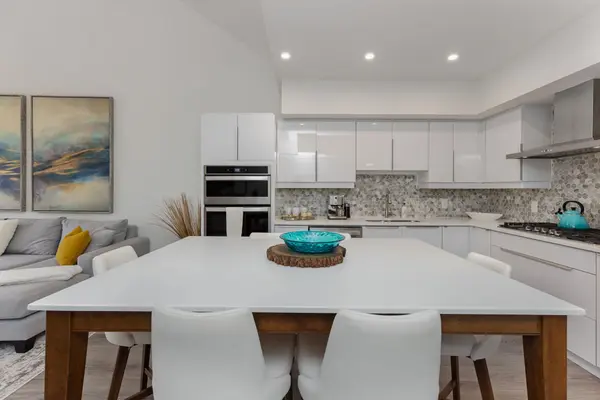 3 TREE TOPS LN #302, Huntsville, ON P1H 1A9