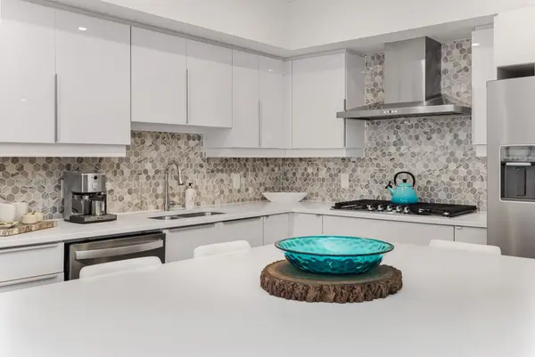 3 TREE TOPS LN #302, Huntsville, ON P1H 1A9