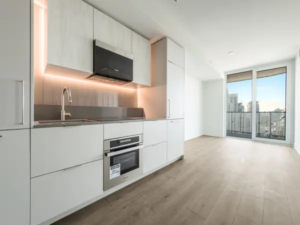 1 Fairview RD E #2105, Mississauga, ON L5A 4C6