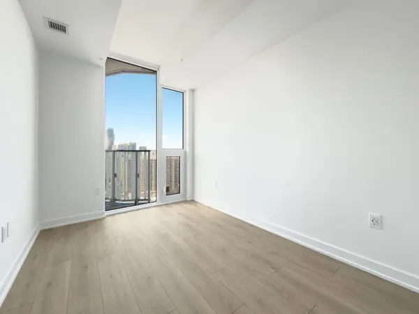 1 Fairview RD E #2105, Mississauga, ON L5A 4C6