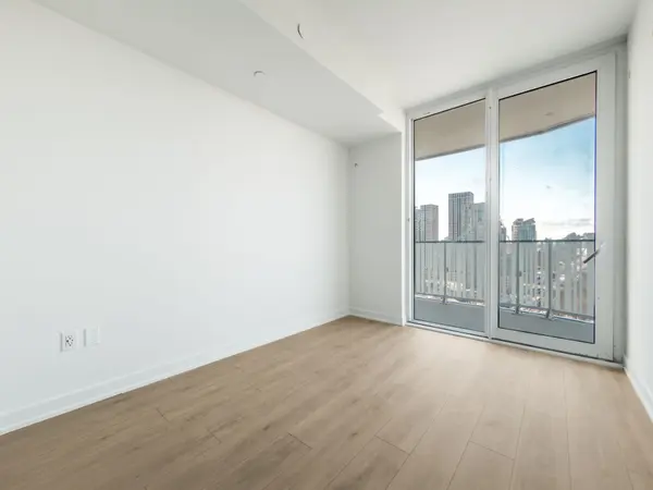 1 Fairview RD E #2105, Mississauga, ON L5A 4C6