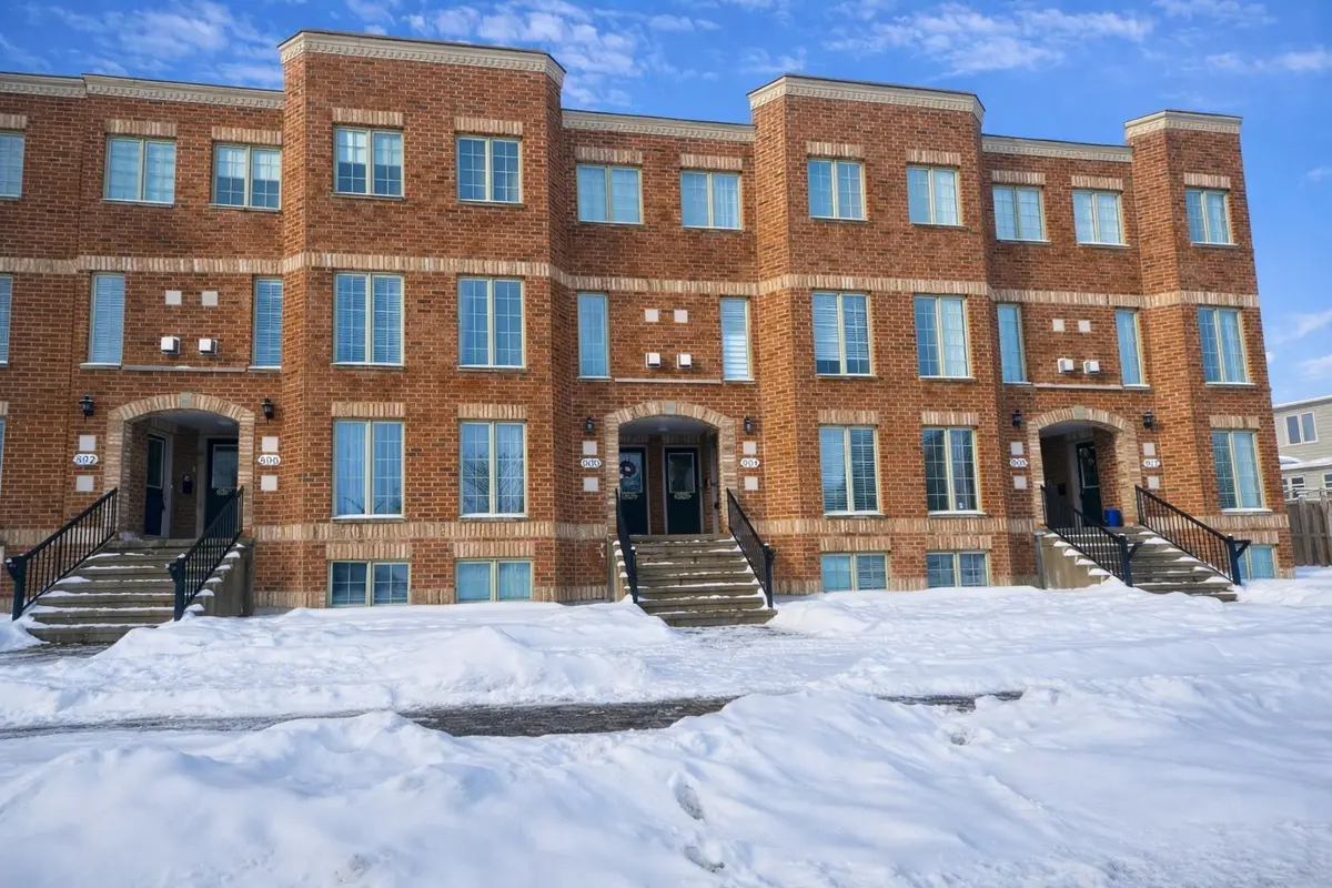 904 Longfields DR, Barrhaven, ON K2J 5K6