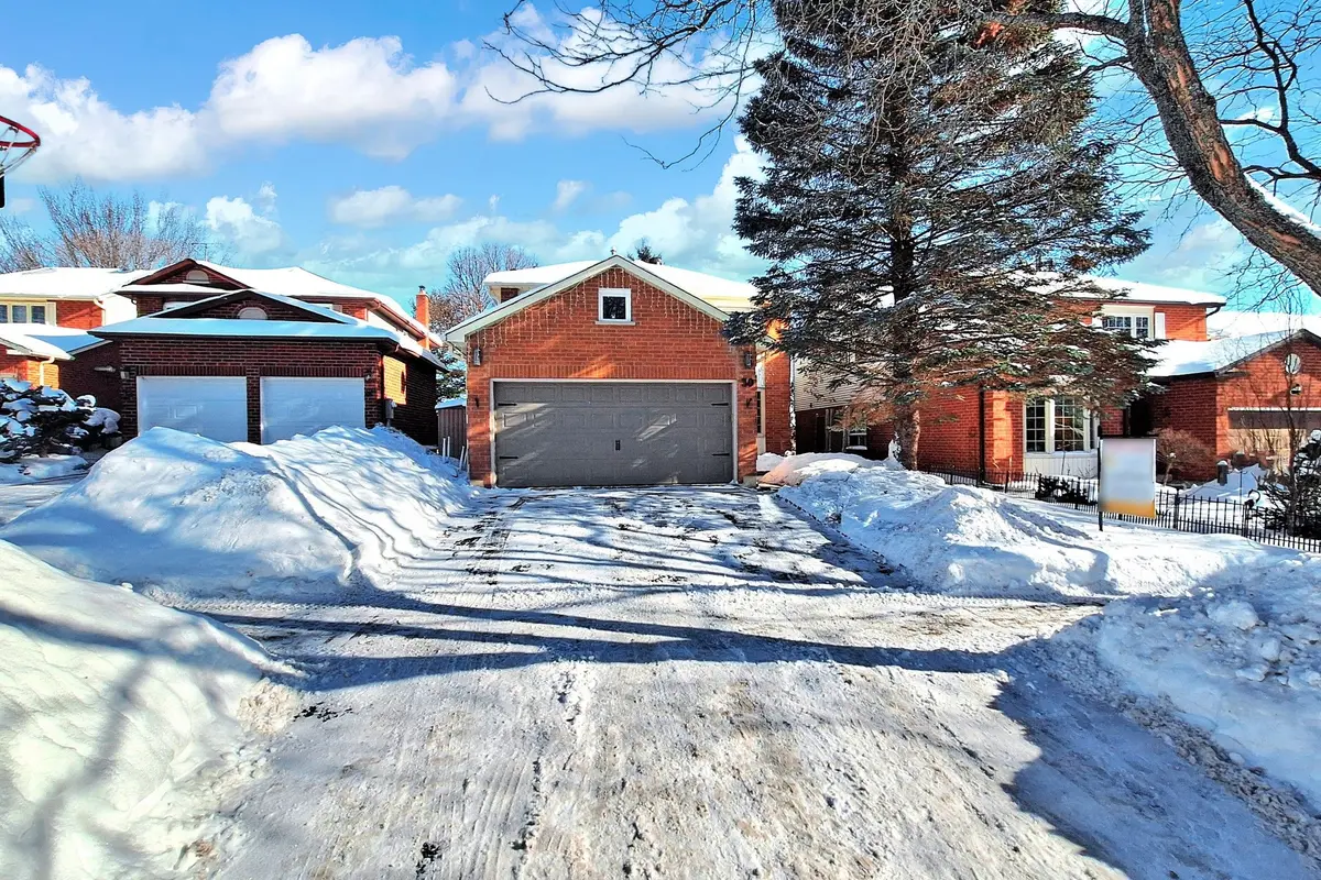 30 Moffat CRES, Aurora, ON L4G 4Z8