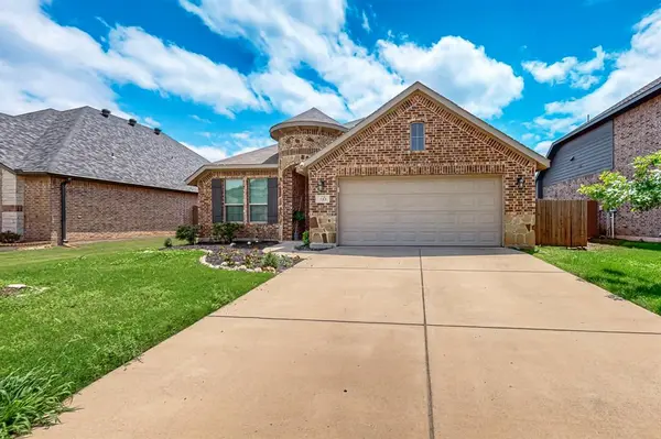 733 Ravenwood Drive, Saginaw, TX 76179