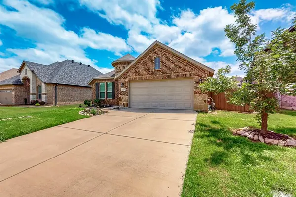 733 Ravenwood Drive, Saginaw, TX 76179