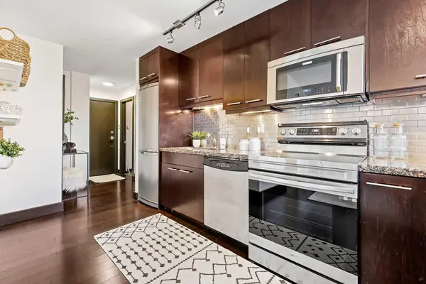 1709 19 AVE SW #302, Calgary, AB T2T 0J5