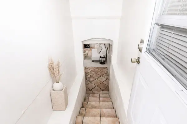 533 Beresford AVE #BSMT, Toronto W02, ON M6S 3C2