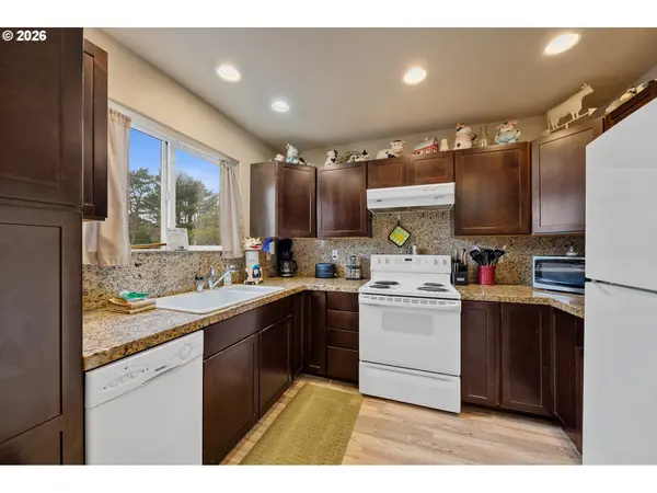 26035 BEACH DR, Rockaway Beach, OR 97136