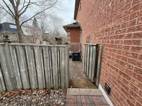 34 Cypress CT #Basement, Aurora, ON L4G 6S8