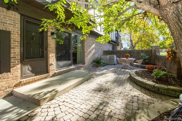 224 Country Club DR #9, St. Clair Shores, MI 48082