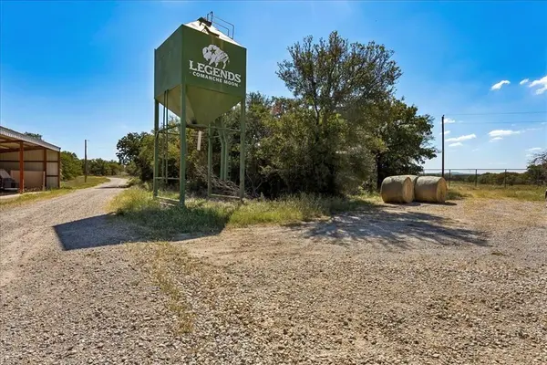 1812 CO 114 Road, Mingus, TX 76463