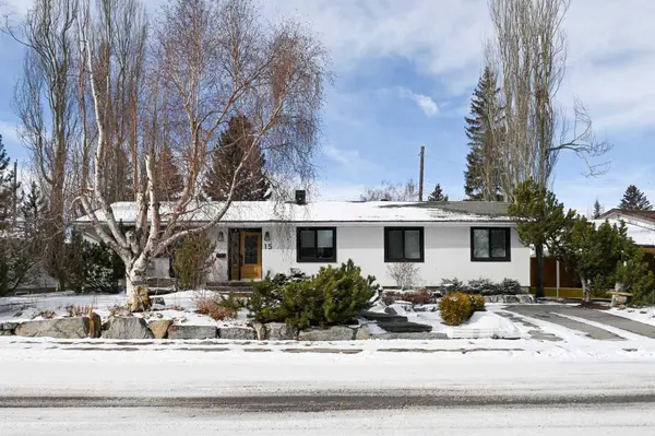 15 Wildwood DR SW, Calgary, AB T3C 3C6