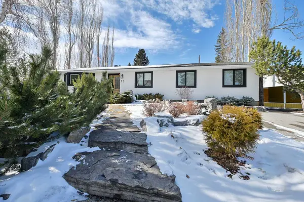 15 Wildwood DR SW, Calgary, AB T3C 3C6