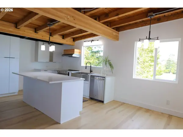 1166 WINSOR AVE, North Bend, OR 97459