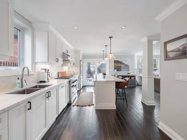 298 Douglas AVE, Oakville, ON L4J 3S4