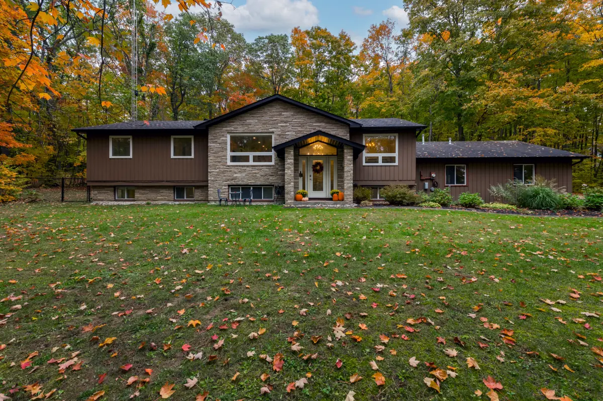11 Woodland CRES, Oro-medonte, ON L4M 4Y8
