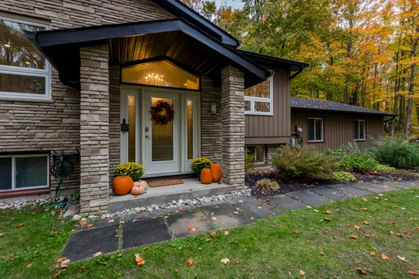 11 Woodland CRES, Oro-medonte, ON L4M 4Y8