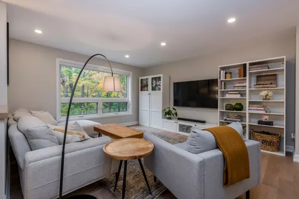 11 Woodland CRES, Oro-medonte, ON L4M 4Y8