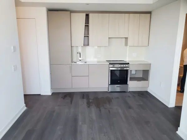 3900 Confederation Pkwy #3301, Mississauga, ON L5B 0M3