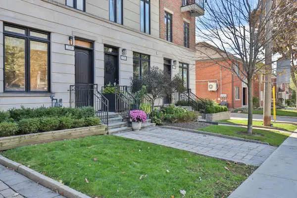 51B Burnaby BLVD, Toronto C03, ON M5N 1G3