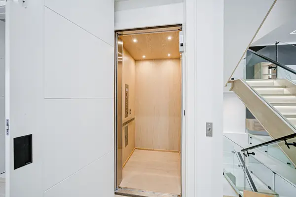 151 Dewbourne AVE, Toronto C03, ON M6C 1Z1