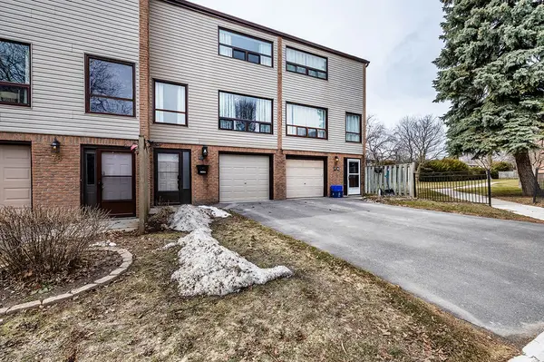 77 Parklane CIR #77, Clarington, ON L1C 3V9
