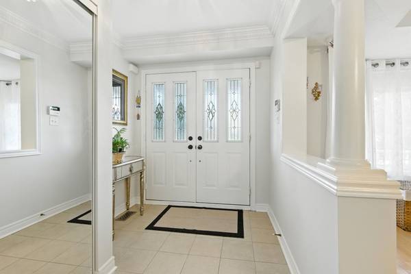 106 Laurendale AVE, Georgina, ON L4P 4E8