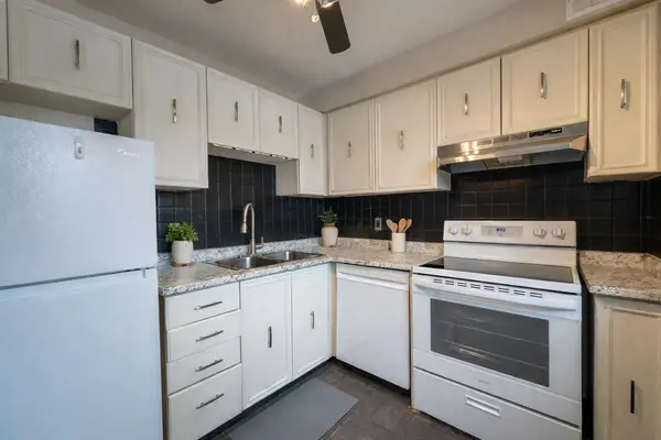 23 Meadow LN #7, Barrie, ON L4N 7K3