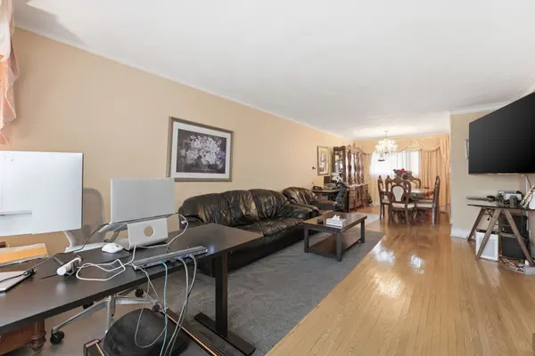 652 Eversley DR, Mississauga, ON L5A 2C9