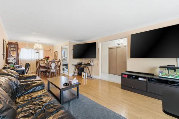 652 Eversley DR, Mississauga, ON L5A 2C9