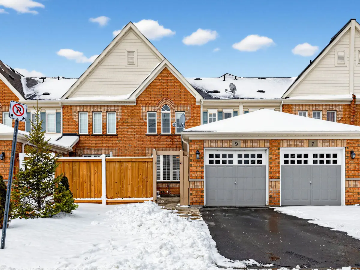 9 Winrow Gate, Ajax, ON L1T 0G3