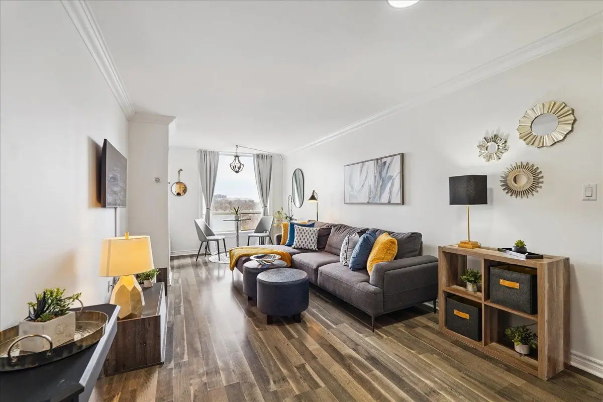 3 Hickory Tree RD #802, Toronto W04, ON M9N 3W5