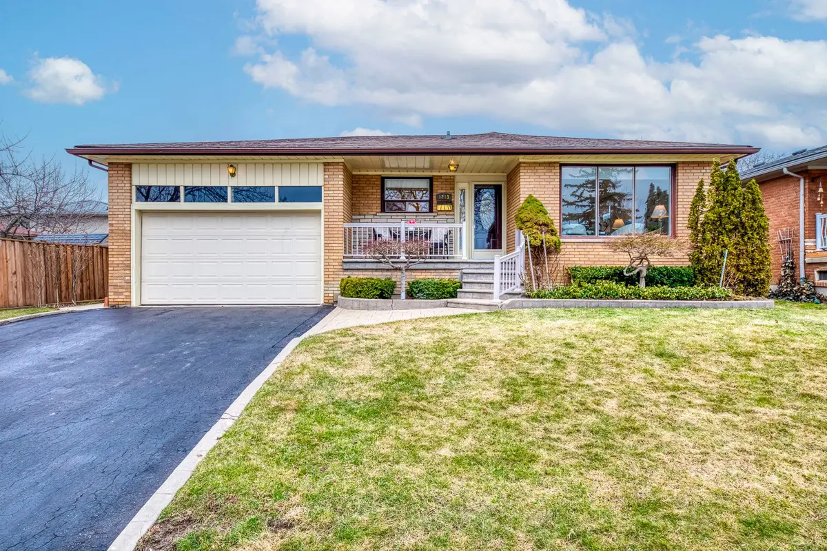 1213 Shamir CRES, Mississauga, ON L5C 1L2