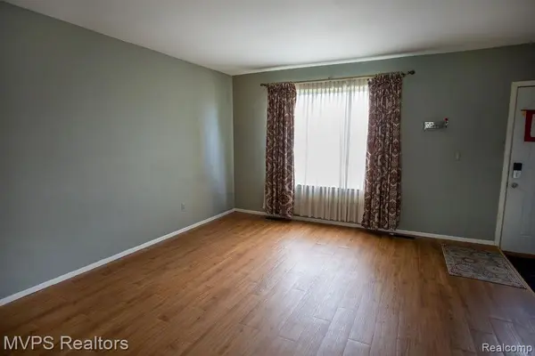 14922 Granada PLZ, Warren, MI 48088