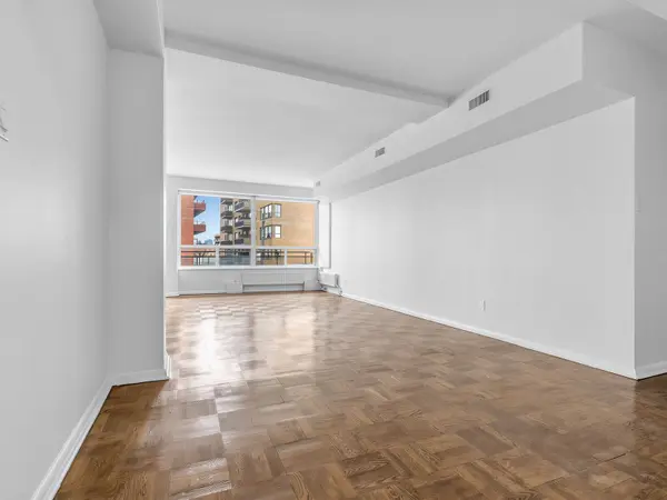 2500 Bathurst ST #306, Toronto C04, ON M6B 2Y8