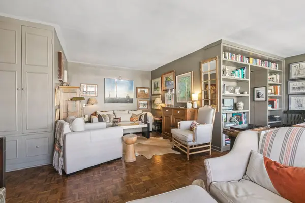 575 Avenue RD S #1001, Toronto C02, ON M4V 2K2