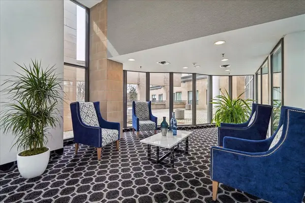 3 Hickory Tree RD #802, Toronto W04, ON M9N 3W5