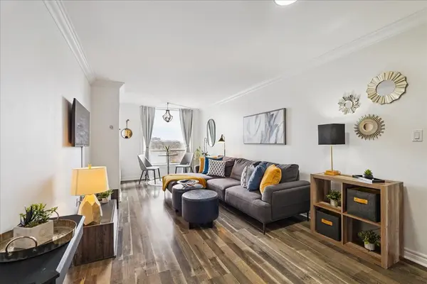 3 Hickory Tree RD #802, Toronto W04, ON M9N 3W5