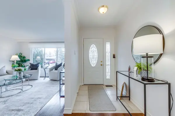 1213 Shamir CRES, Mississauga, ON L5C 1L2