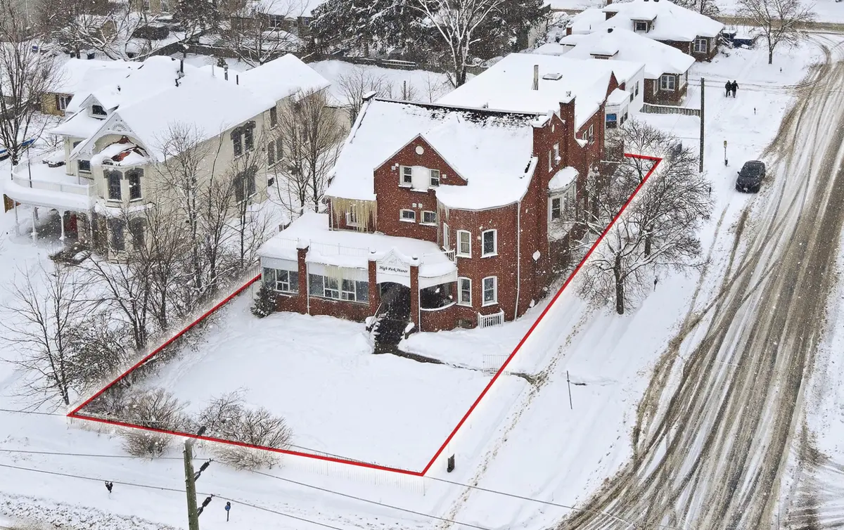 74 High ST E, Barrie, ON L4N 1W4