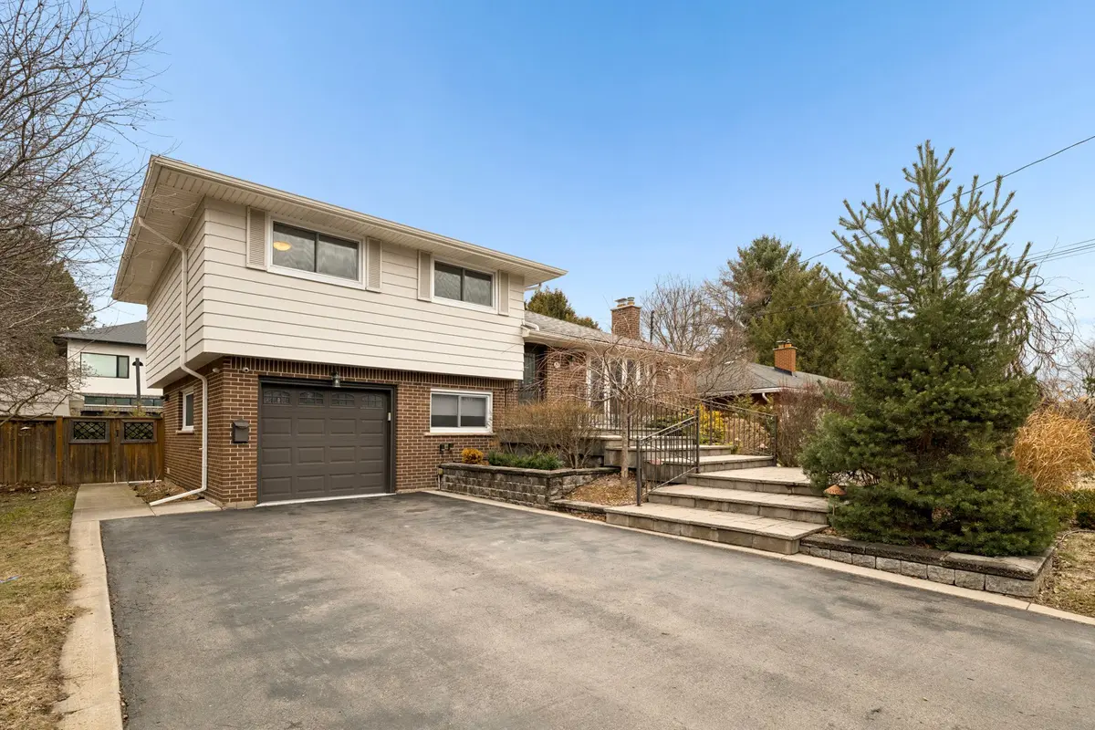 19 Douglas RD, Hamilton, ON L9G 2E2