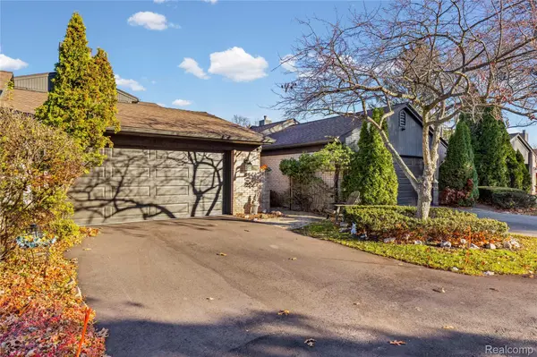 4261 Wabeek Lake DR S, Bloomfield Hills, MI 48302