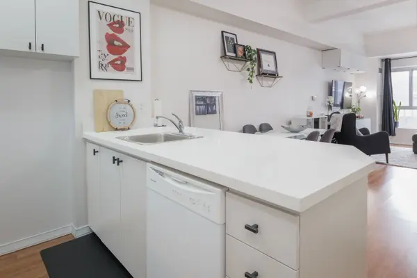 15 Maplewood AVE #307, Toronto C03, ON M6C 4B4