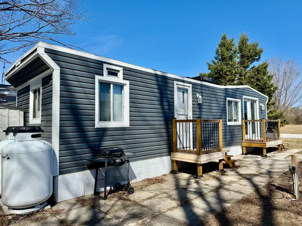 285 Crydermans Side Road #204, Georgina, ON L0E 1A0